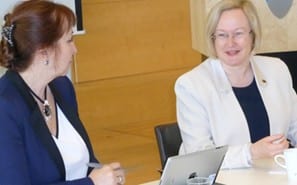 Ungdom og ungdomsmedvirkning stod i fokus da EUs ambassadør til Norge, Helen Campbell møtte internasjonalt fagpolitisk utvalg til dialog 8. mai