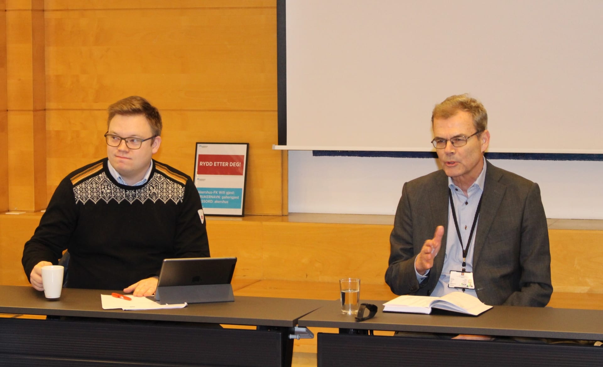 Bilde av Even Aleksander Hagen og Atle Leikvoll som sitter i et møte.