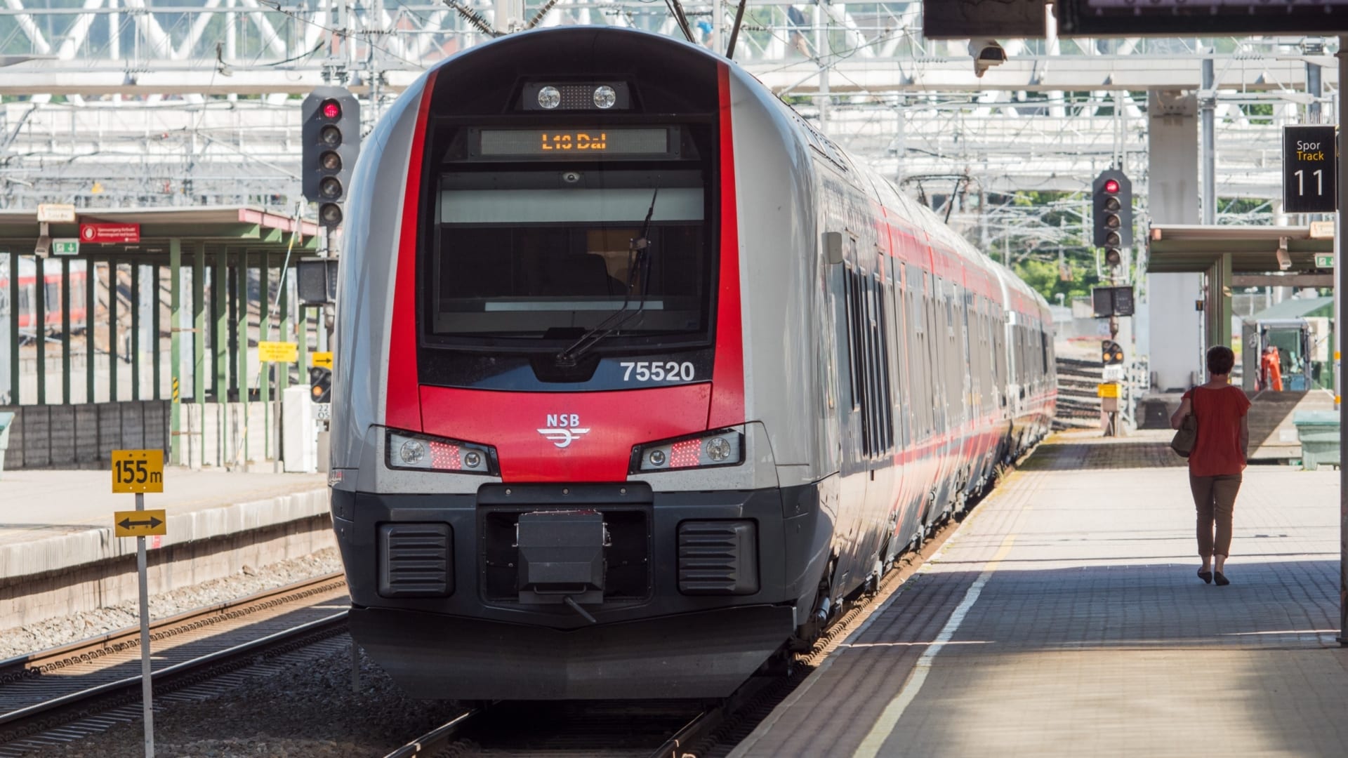 Bilde av et Stadler Flirt-tog på Oslo Sentralstasjon.