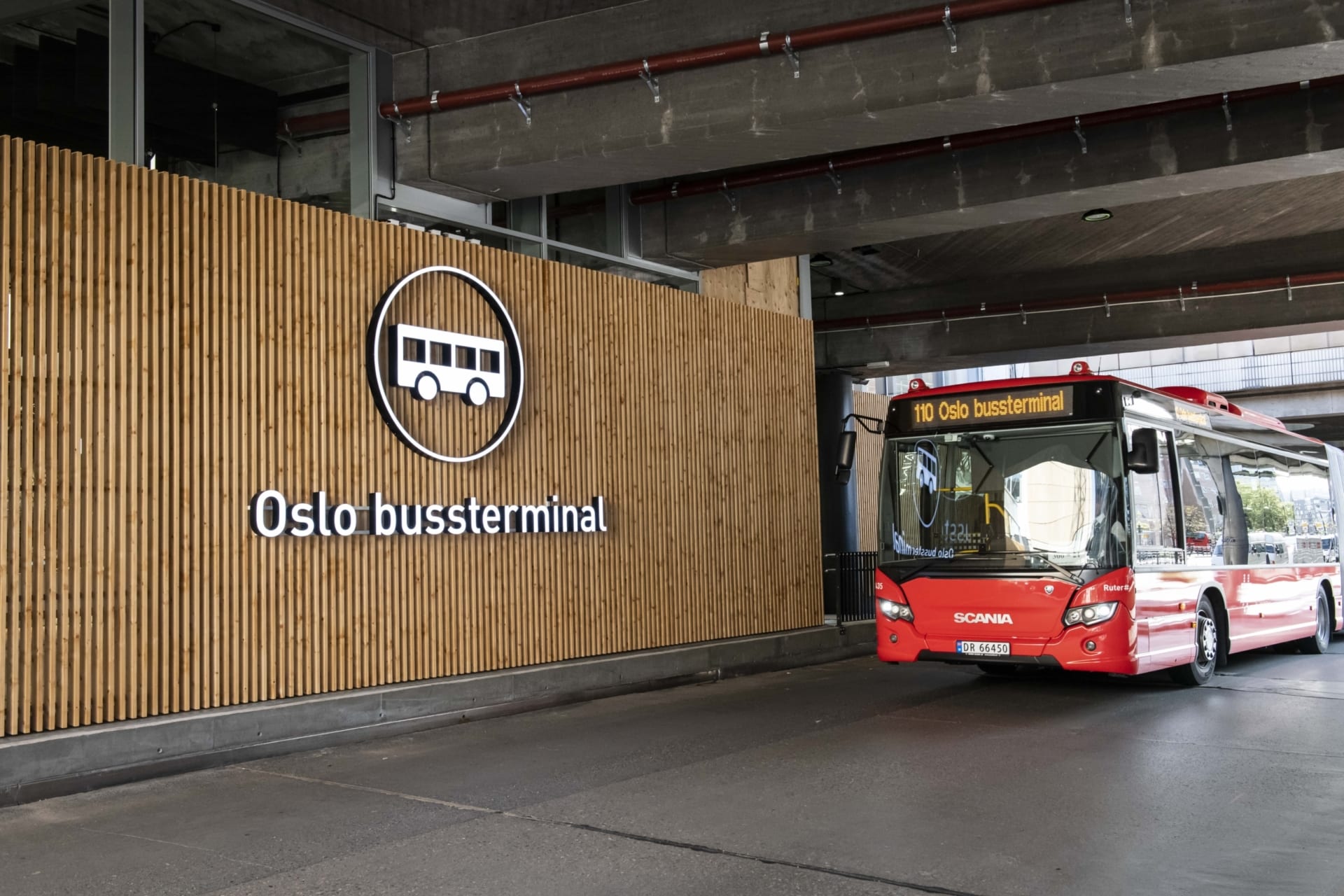 Bilde av en buss utenfor Oslo bussterminal.