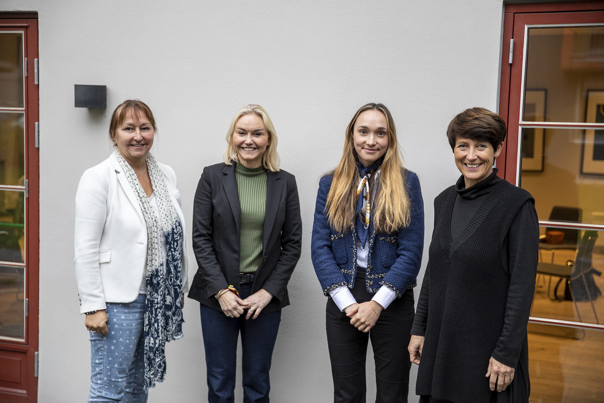 Gunn Marit Helgesen, Marianne Riddervold, Gloria Vitaly, Aud Hove poserer foran kamera på Østlandssamarbeidets Europaforum på Lillehammer, 30. september 2021.