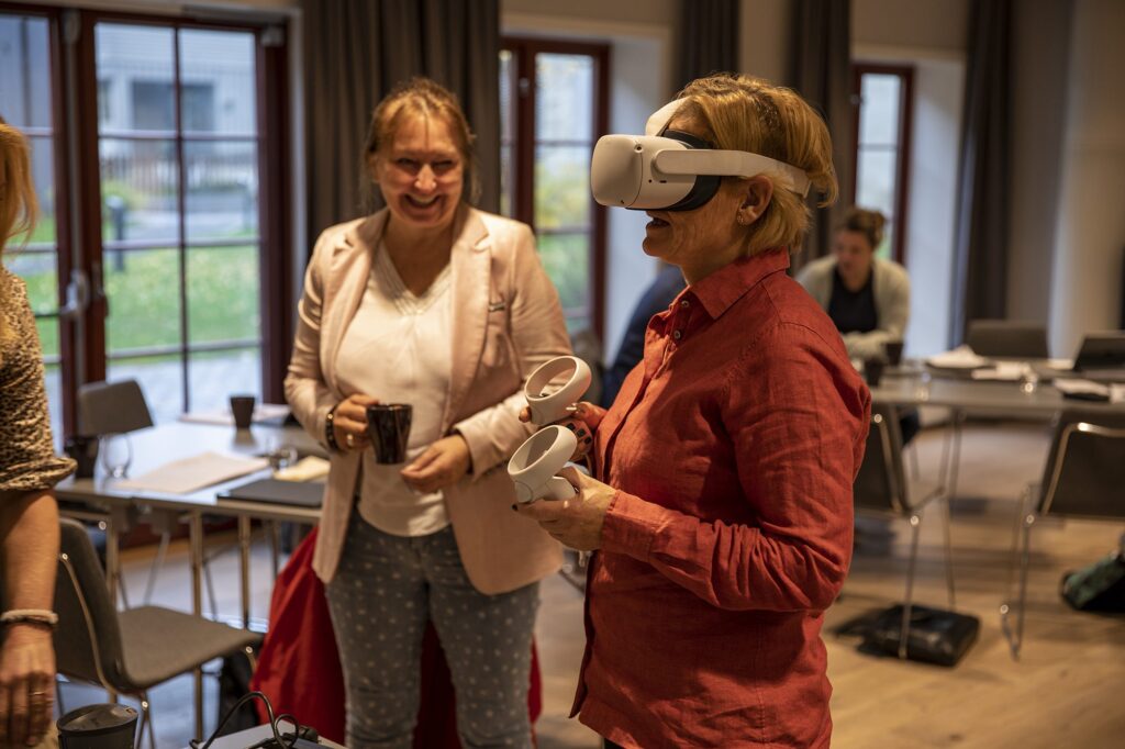 Kirsti Kierulf med VR-briller på Europaforum 2021.