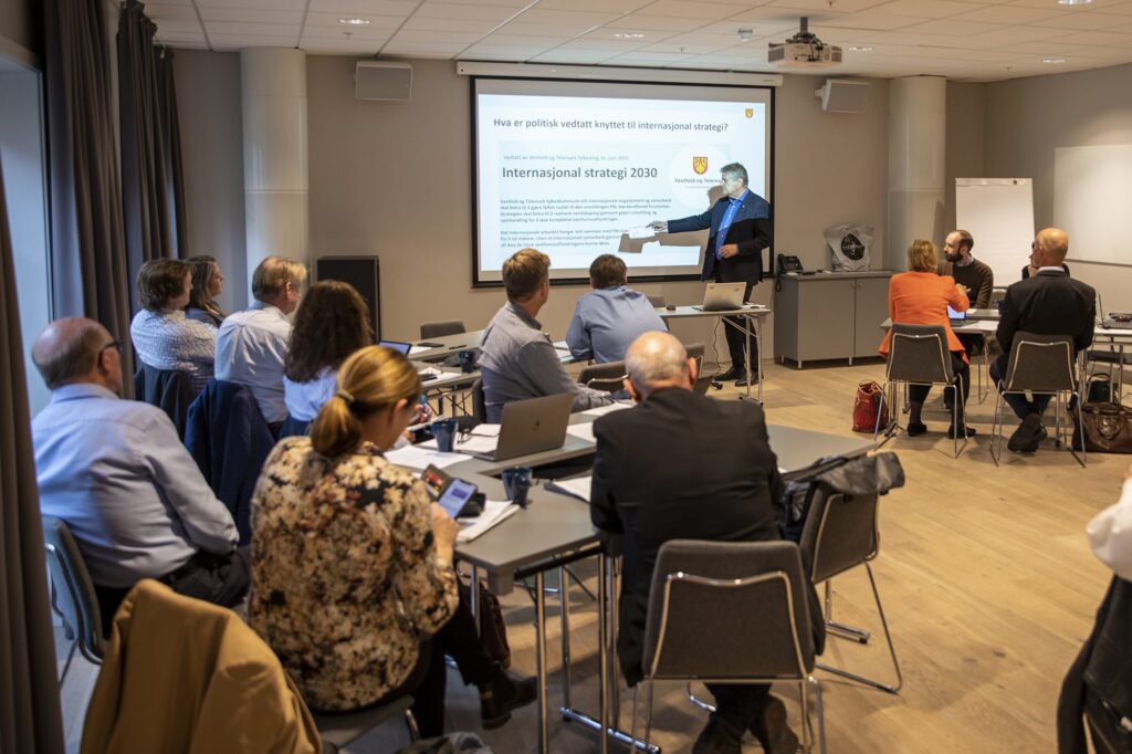 Kåre Pettersen orienterer resten av forsamlingen om Vestfold og Telemarks internasjonale strategi.