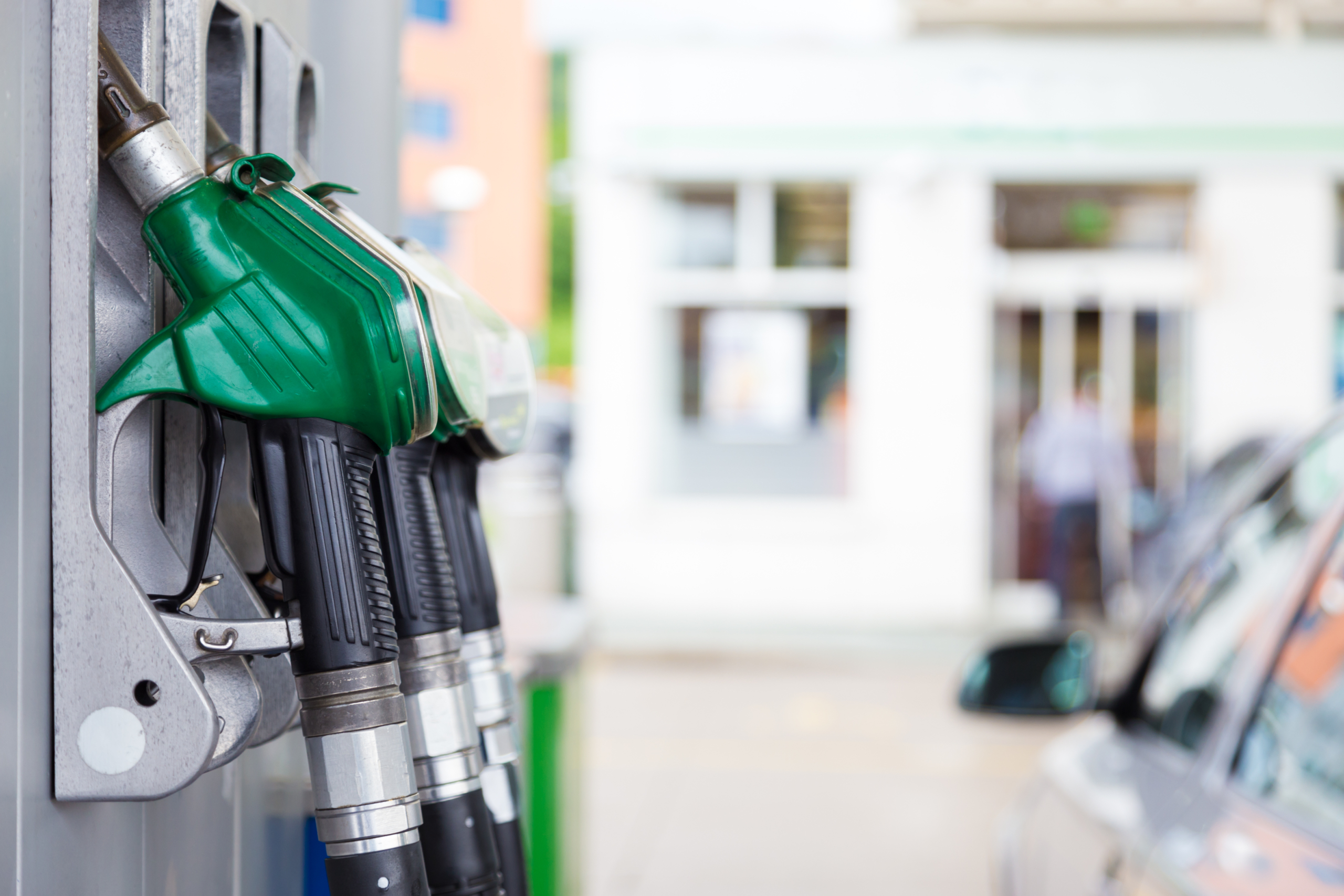 Bilde av en drivstoffpumpe på en bensinstasjon.