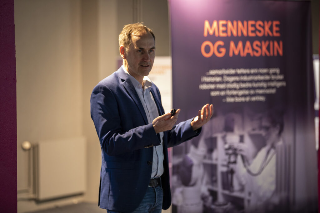 Bilde av Gard Tekrø Rolid, rektor ved Fagskolen Innlandet, som orienterer i møtet.