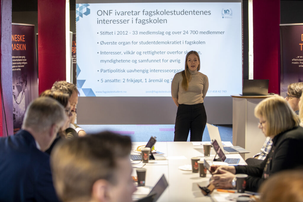 Bilde av Thea Tuset, Organisasjonen for norske fagskolestudenter, som orienterer i møtet.