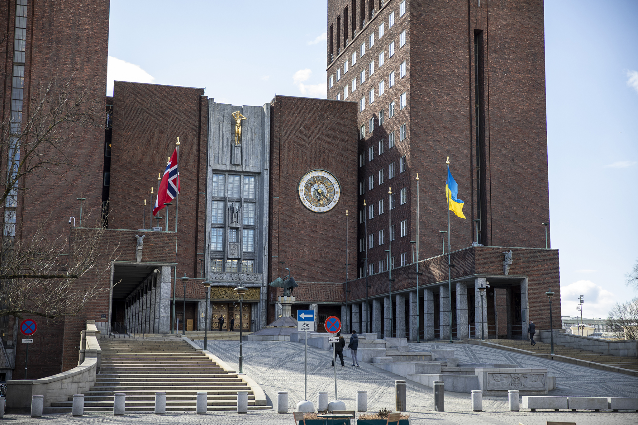 Norsk og ukrainsk flagg utenfor Oslo Rådhus