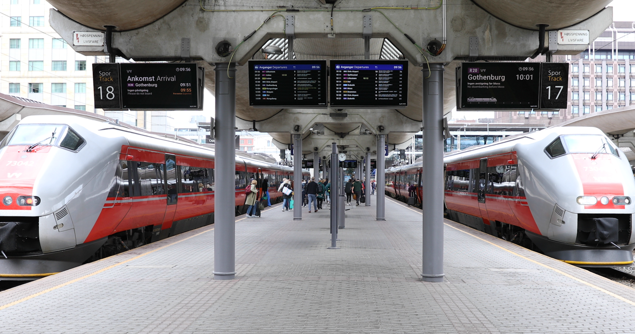 Tog fra og til Gøteborg står på perrongen på Oslo S