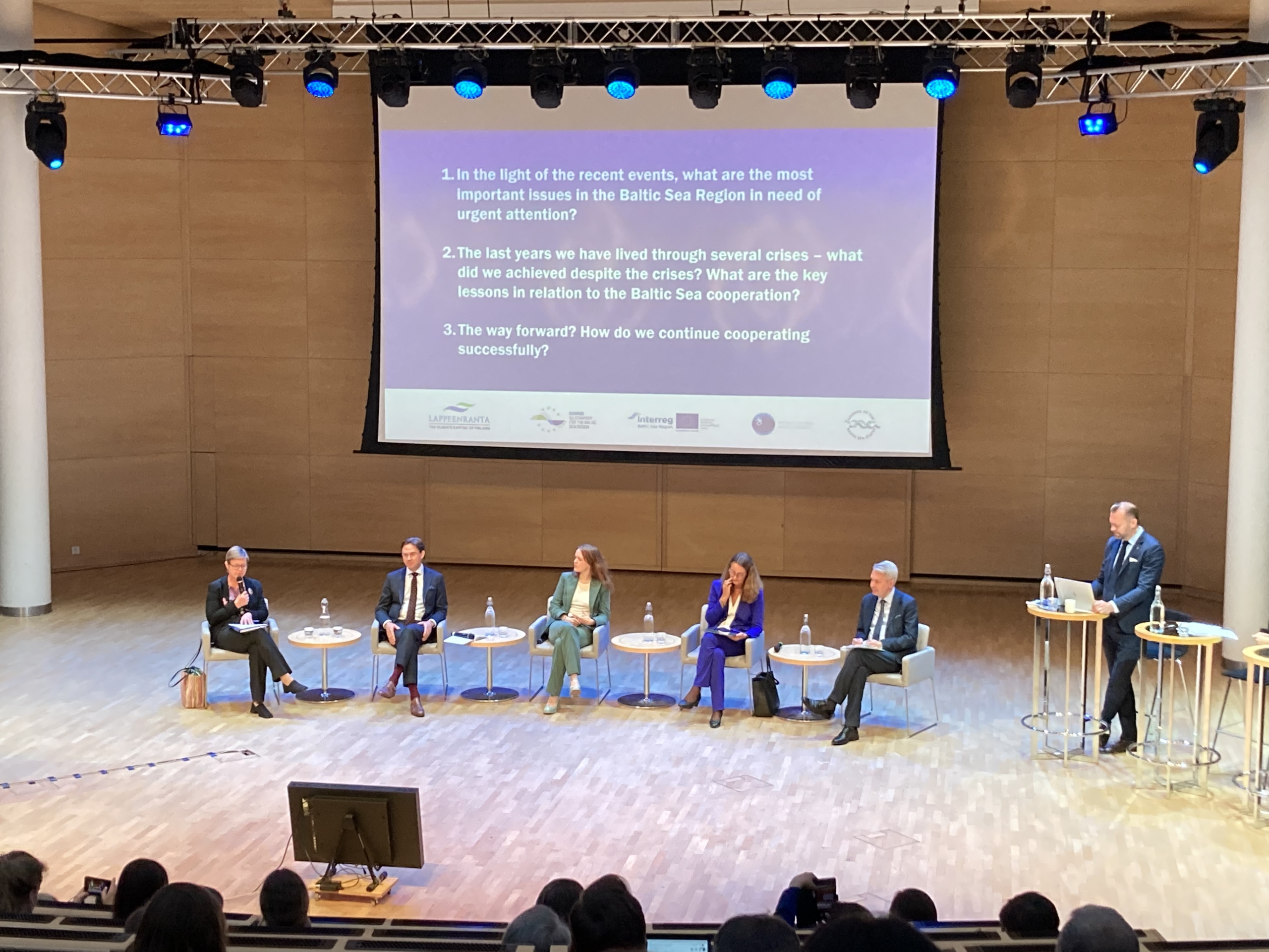 Krista Mikkonen (innenriksminister i Finland), Jyrki Katainen (tidligere statsminister, nestleder i EU-kommisjonen og president i det finske innovasjonsfondet Sitra), Silva Laure (Baltic Sea Youth Platform), Bettina Martin (minister for forskning, kultur og Europa i Mecklenburg-Vorpommern, Tyskland), Pekka Haavisto (utenriksminister i Finland) og moderator Esa Kokkonen (direktør i Baltic Institute of Finland).