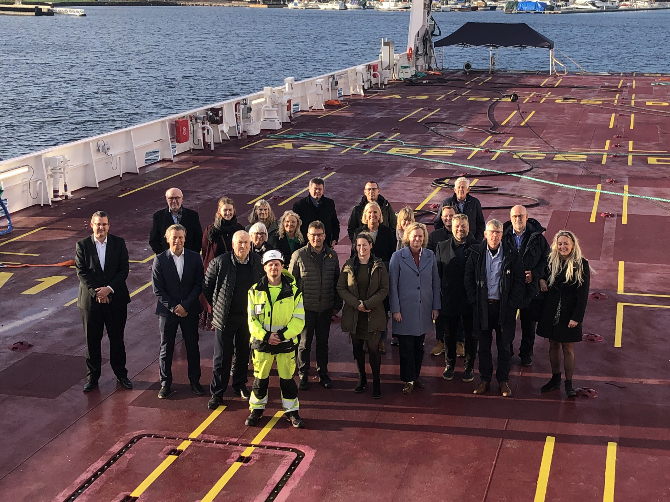 Delegatene på NTNs årsmøte, på befaring hos Asko Maritime i Horten.