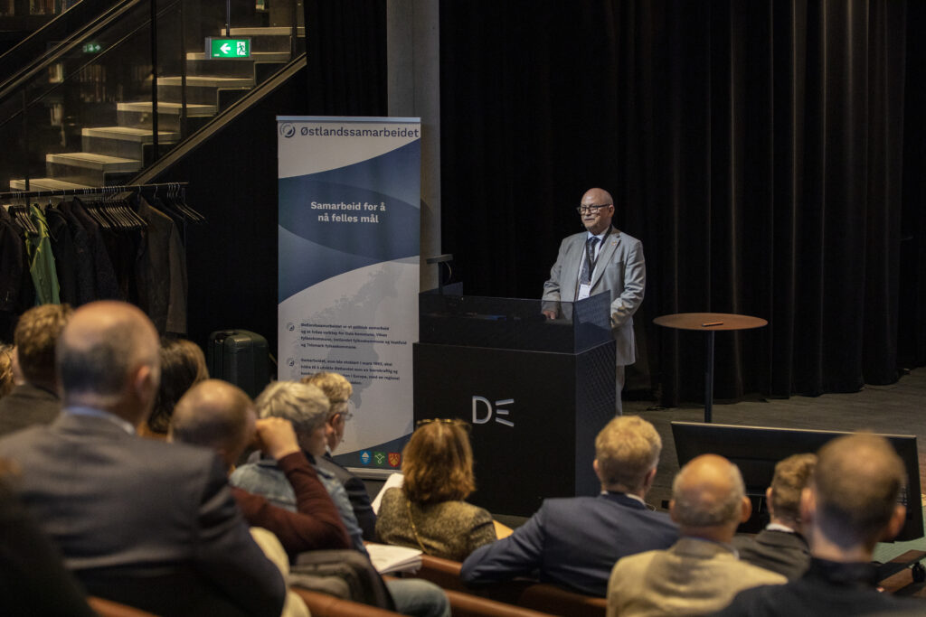 Roger Ryberg, fylkesordfører i Viken fylkeskommune og leder av Østlandssamarbeidets Europaforum, på Europakonferanse på Deichman Bjørvika i Oslo, 12. mai 2023.