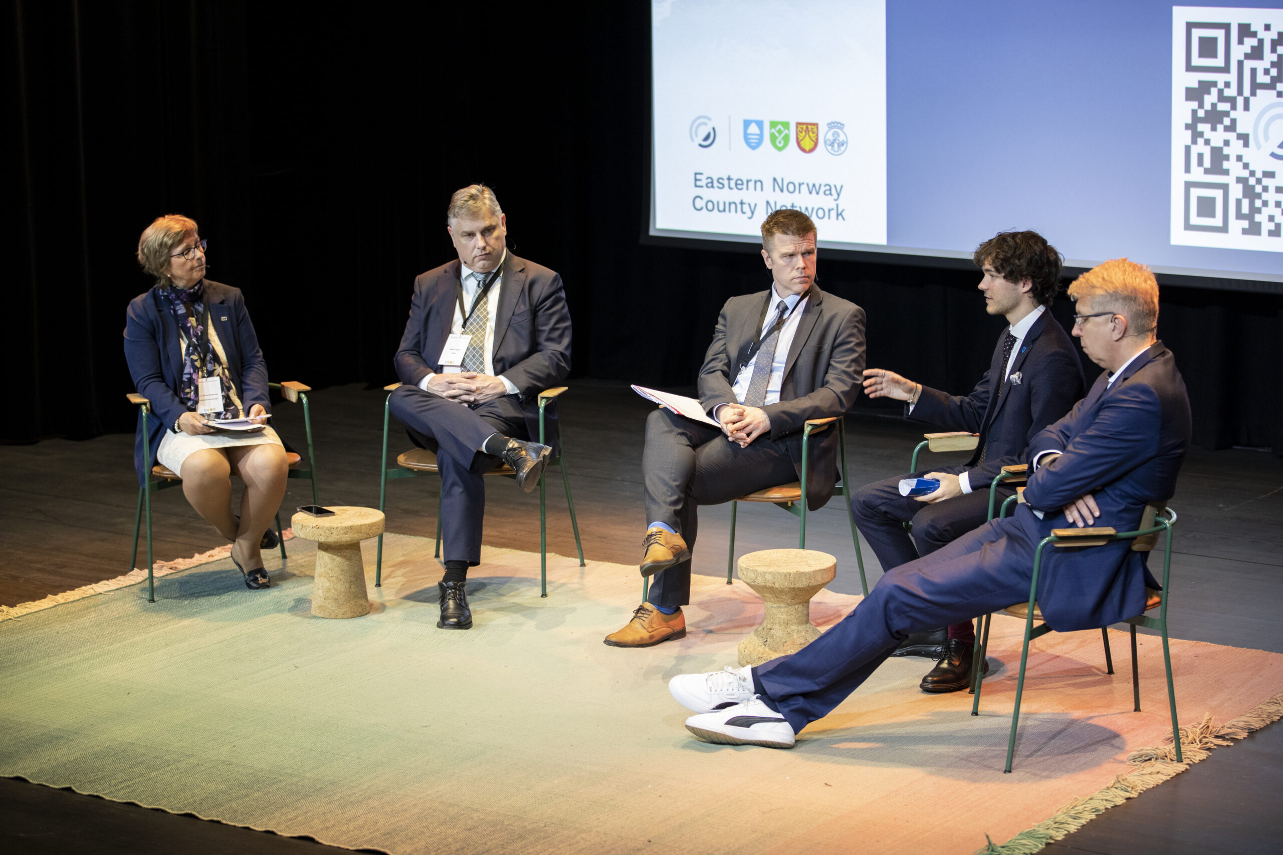 Ann Irene Sæternes, fagsjef Europa i Østlandssamarbeidets sekretariat, Cees Loggen, CPMR President and Regional Minister in Noord Holland, NL, Markus Hirvonen, Regional Mayor of North Karelia Region, FI, Antonio G. W. Serri, Chair of Viken Regional Youth Council og Lars Friedrichsen, Ministry of Science, Culture, Federal and European Affairs of Mecklenburg-Vorpommern, Director at the representation to the European Union, på Europakonferanse på Deichman Bjørvika i Oslo, 12. mai 2023.