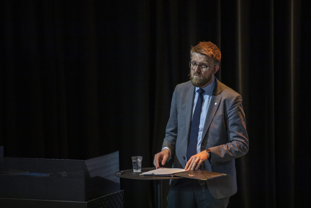 Eivind Vad Petersson (Ap), statssekretær i Utenriksdepartementet, på Europakonferanse på Deichman Bjørvika i Oslo, 12. mai 2023.