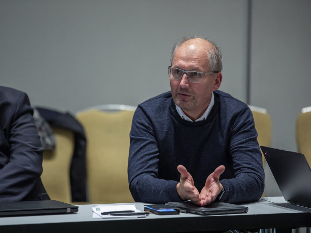 Terje Riis Johansen, fylkesordfører i Vestfold og Telemark fylkeskommune på møte i representantskapet, på Quality Hotell Fredrikstad 3. november 2022. Foto: Kristian Singh-Nergård.