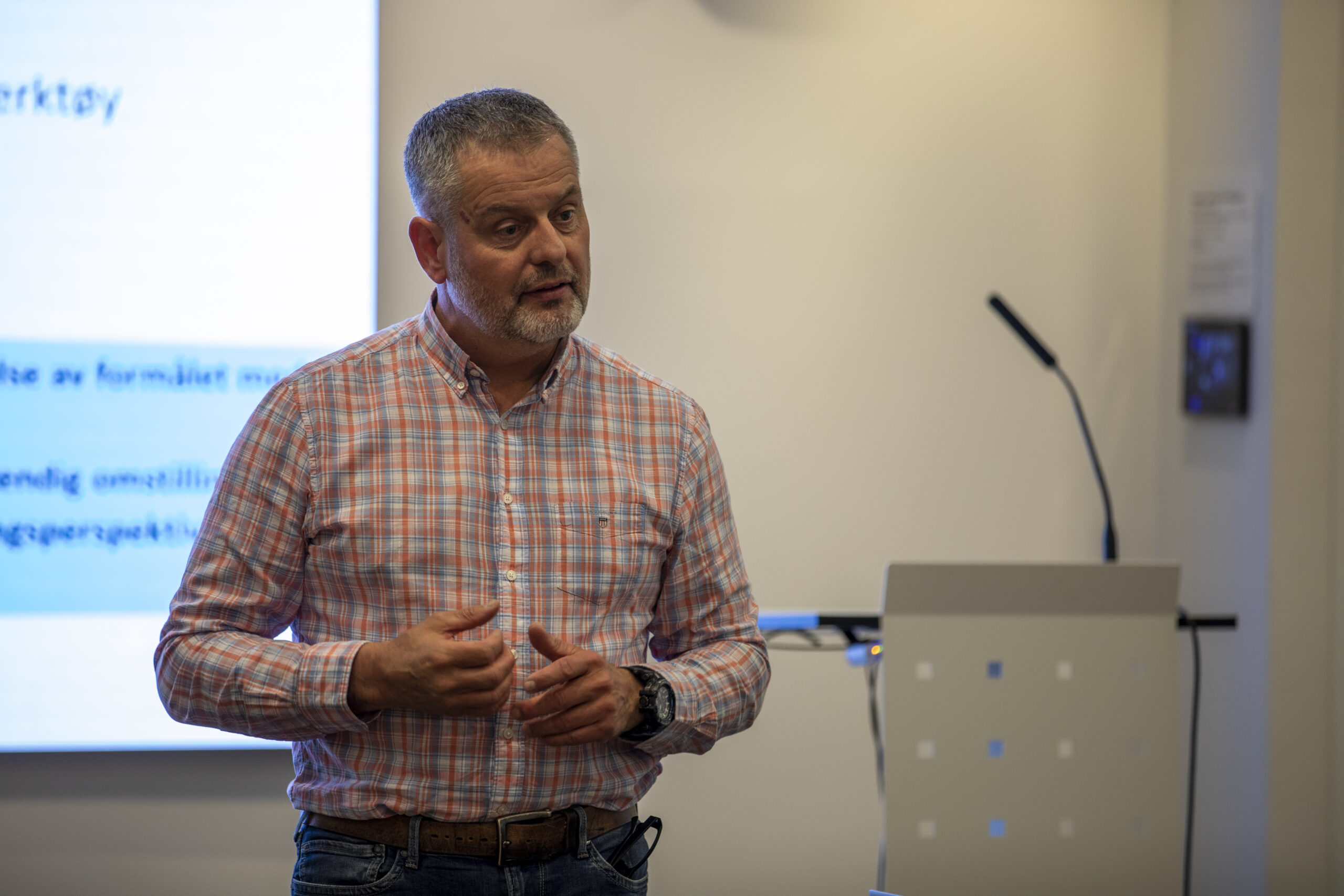 Hans Jacob Edvardsen, rådgiver for næring, innovasjon og kompetanse i Vestfold og Telemark fylkeskommune, på møte i fagpolitisk utvalg for næring og kompetanse, i Viken fylkestingssal, 26. mai 2023.