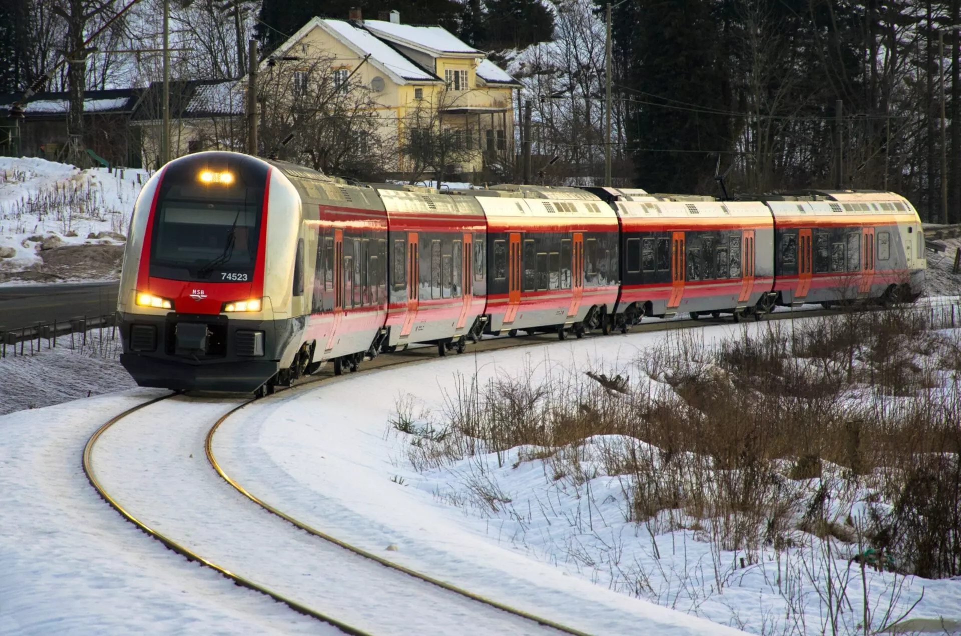 Bilde av tog på Vestfoldbanen. Det er snø på bakken.