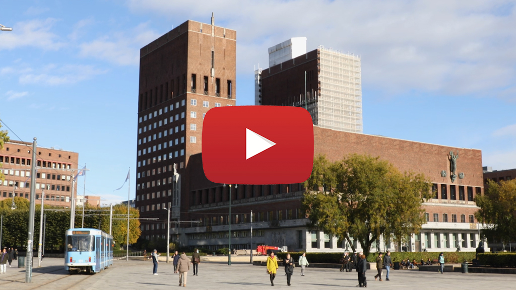 Stillbilde fra innovasjonscampvideo som viser en trikk på vei forbi Oslo rådhus på Rådhusplassen.