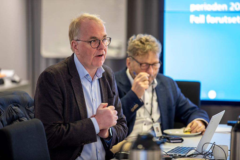 Bjørne Grimsrud, administrerende direktør i Transportøkonomisk institutt (TØI) orienterer på møte i administrativ samferdselsgruppe, i Galleri Oslo, 6. desember 2023