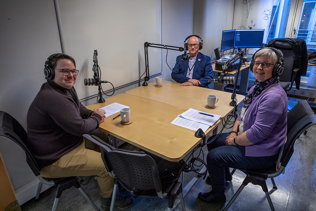 Morten Stemre (Østlandssamarbeidets sekretariat), Roger Ryberg (fylkesordfører Viken, Ap) og Ann Irene Sæternes (Østlandssamarbeidets sekretariat) sitter rundt et bord med mikrofoner for å spille inn en podkastepisode.