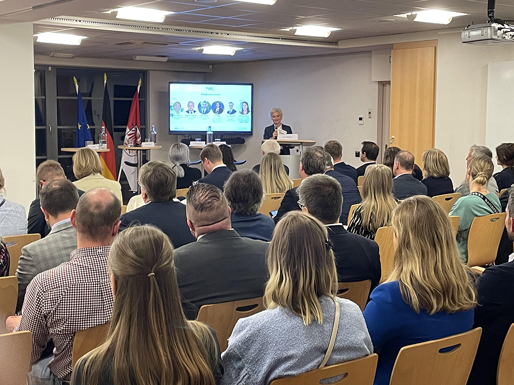 Fylkesordfører i Vestfold, Anne Strømøy, står foran en forsamling og holder innlegg under Connecting European Days i april 2024.